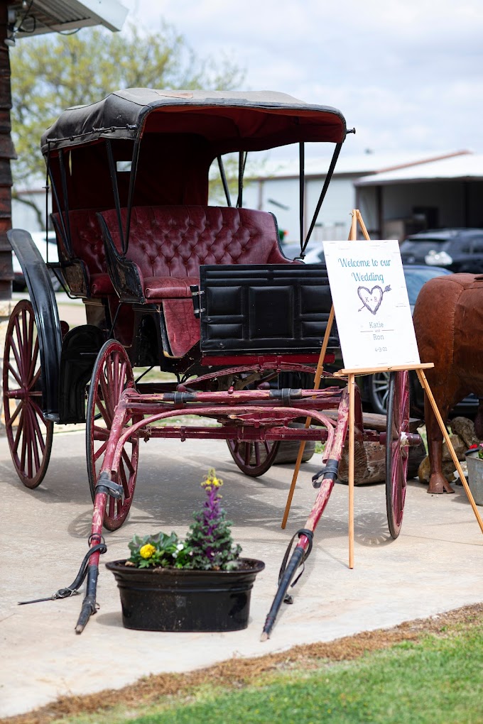 carriage photo prop outside wedding venue